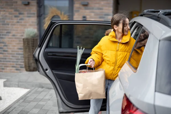 Frau kommt mit Lebensmitteln nach Hause — Stockfoto