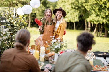 Arkadaşlar, evin arka bahçesindeki şenlikli akşam yemeği için hazırlanın.
