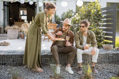 Dostlar bir kır evinin verandasında toplanıyor.