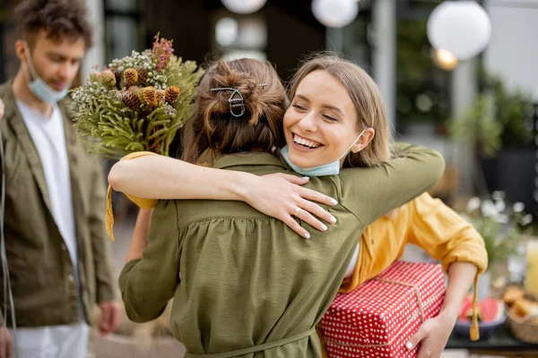 Vänner samlas till födelsedagsfest på bakgården efter pandemin — Stockfoto