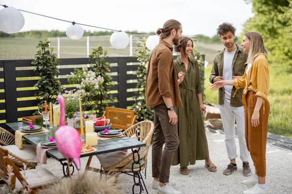 Des amis traînent dans la cour arrière de la maison de campagne — Photo