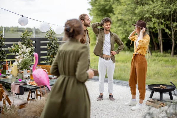 Des amis traînent dans la cour arrière de la maison de campagne — Photo