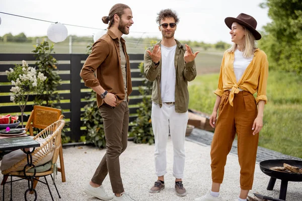 Friends hang out at backyard of the country house — Stock Photo, Image