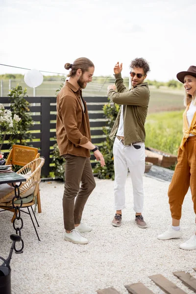 Friends hang out at backyard of the country house — Stock Photo, Image