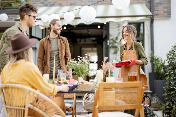 Amis se préparant pour le dîner de fête en plein air — Photo