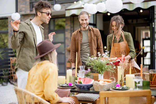 Amis se préparant pour le dîner de fête en plein air — Photo