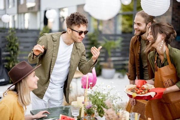 Amis se préparant pour le dîner de fête en plein air — Photo