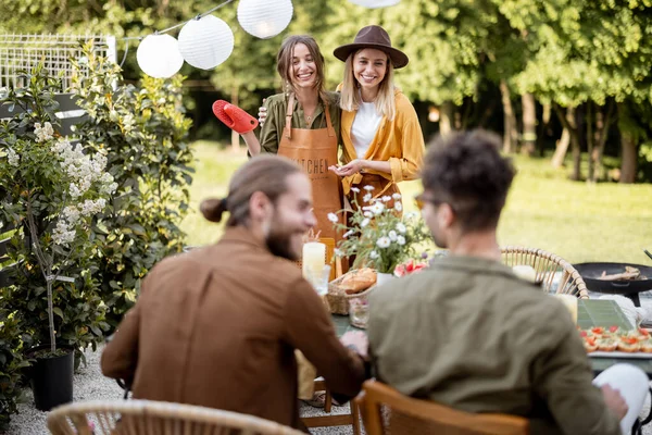 Les amis se préparent pour le dîner festif dans la cour arrière de la maison — Photo