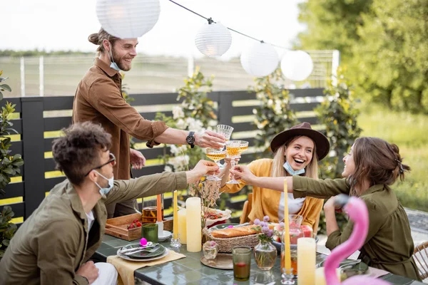 Vrienden dineren in de achtertuin in de zomer — Stockfoto