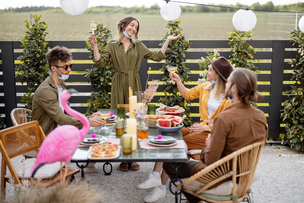 Amici che cenano in giardino d'estate — Foto Stock