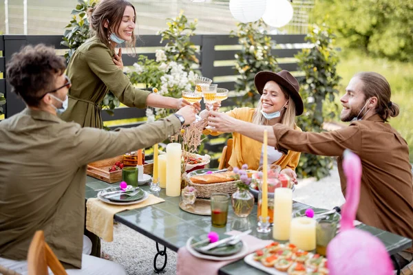 Arkadaşların yazın arka bahçede yemek yiyor.