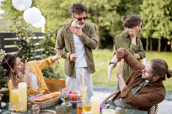 Des amis se rassemblent pendant une pandémie à l'extérieur — Photo