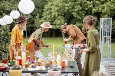 Arkadaşlar ormanın yakınındaki terasta eğleniyor.
