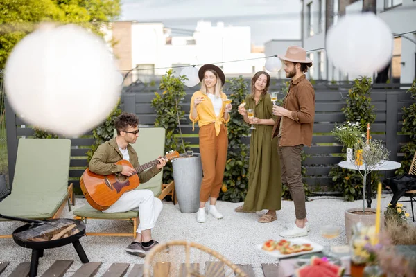 Amici che si divertono su un bellissimo cortile — Foto Stock