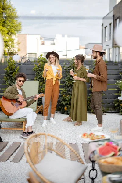 Amici che si divertono su un bellissimo cortile — Foto Stock