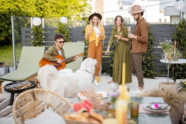 Vänner som har kul på en vacker bakgård — Stockfoto