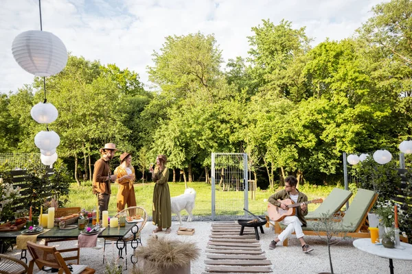 Amigos se divertindo em um terraço perto da floresta — Fotografia de Stock