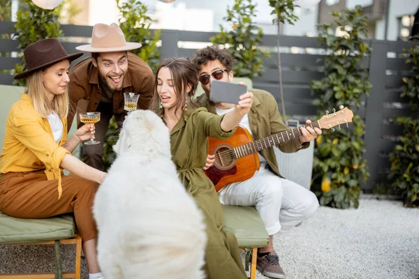 Amigos divirtiéndose en una terraza cerca del bosque —  Fotos de Stock