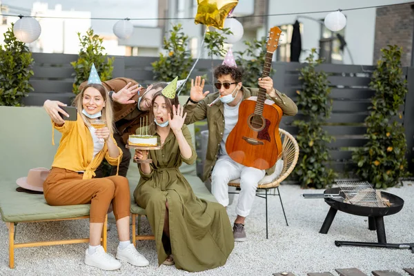 Freunde feiern Geburtstag im Freien — Stockfoto