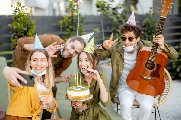 Φίλοι κάνουν πάρτι γενεθλίων έξω. — Φωτογραφία Αρχείου