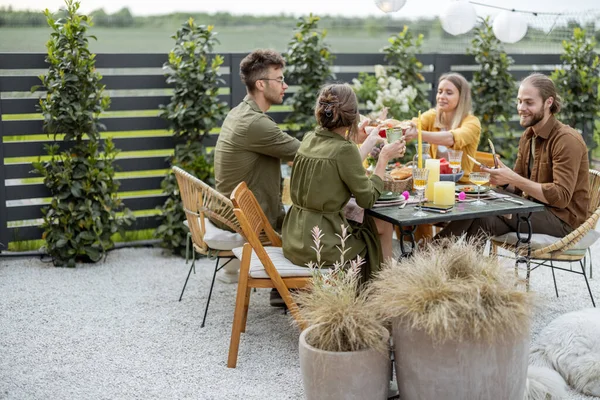 Unga vänner som äter ute på landet i naturen — Stockfoto