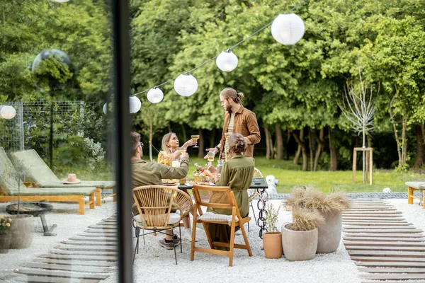 Přátelé mají slavnostní večeři na dvorku — Stock fotografie