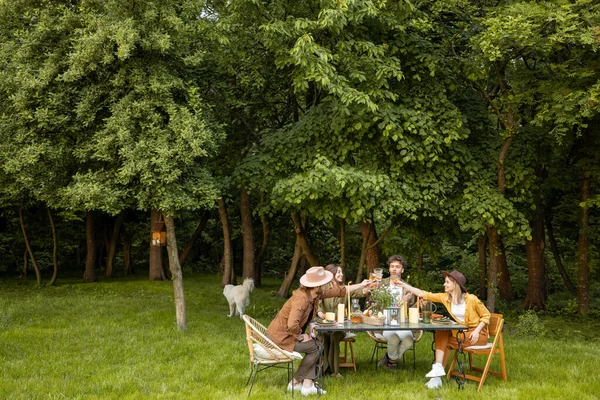 Amis ayant un dîner festif dans la nature — Photo