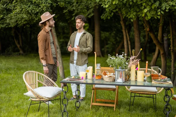 Dois amigos homens conversando durante um almoço na natureza — Fotografia de Stock