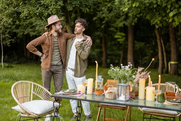 Zwei männliche Freunde unterhalten sich beim Mittagessen in der Natur — Stockfoto