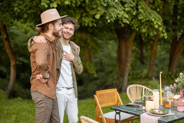 Zwei männliche Freunde unterhalten sich beim Mittagessen in der Natur — Stockfoto