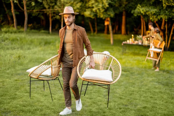 Guy preparing for the picnic with friends — Stock Photo, Image