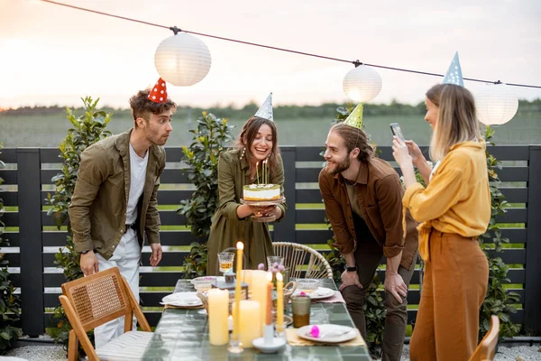 Amigos comemorando aniversário no quintal ao ar livre — Fotografia de Stock