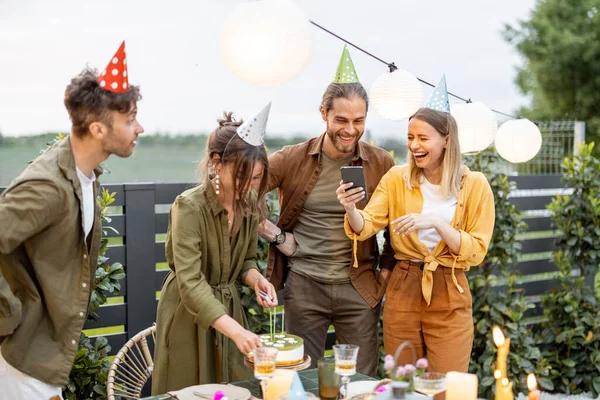 Amigos celebrando cumpleaños en el patio trasero al aire libre — Foto de Stock