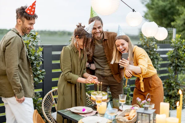 Vänner firar födelsedag på bakgården utomhus — Stockfoto