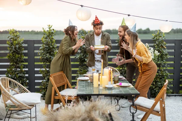 Vänner firar födelsedag på bakgården utomhus — Stockfoto