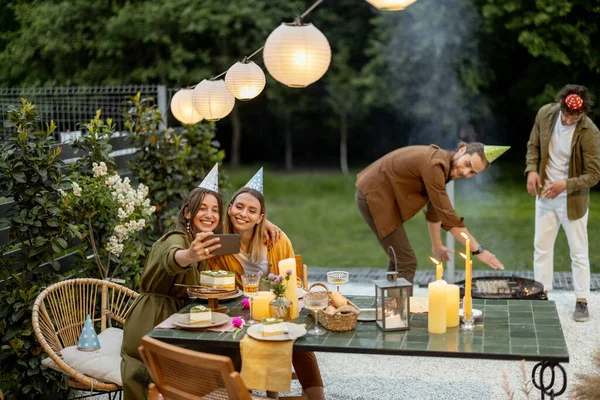 Amici che hanno grande estate festiva su un cortile — Foto Stock