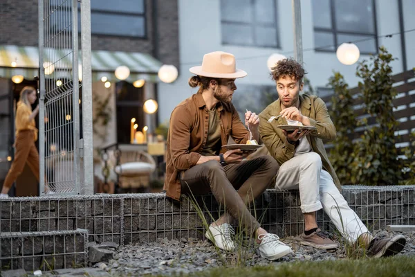 Dos amigos varones hablando en un porche de la casa de campo —  Fotos de Stock