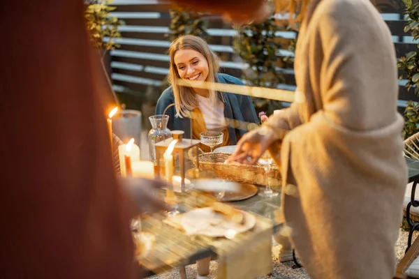 Personas que sirven salchichas a la parrilla en una mesa al aire libre —  Fotos de Stock