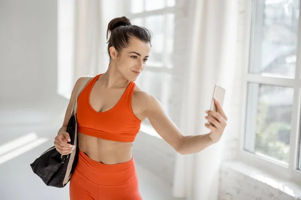 Mujer deportiva haciendo foto selfie en el gimnasio —  Fotos de Stock