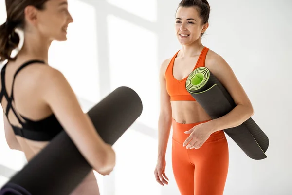 Twee vrienden praten tijdens de yoga pauze — Stockfoto