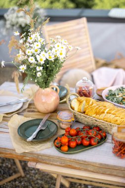 Güzel servis edilmiş ahşap masa, doğal boho tarzında yemek ve yemekler.