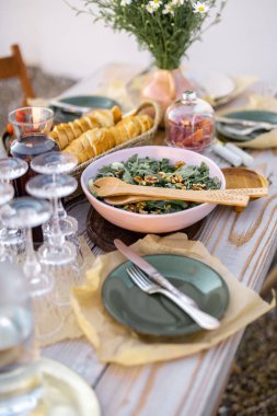 Güzel servis edilmiş ahşap masa, doğal boho tarzında yemek ve yemekler.