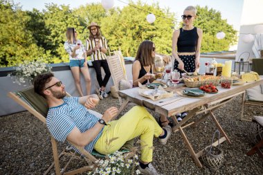 Arkadaşlar terasta takılıyor.