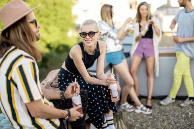 İki arkadaş dışarıda piknikte takılıyor.