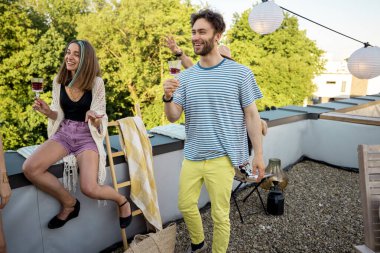 Çatı katındaki partide şık arkadaşlar