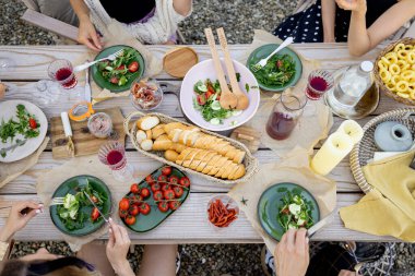 Yemeklerle dolu yemek masası.