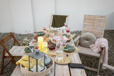 Yemek masası olan güzel dekore edilmiş çatı terası.