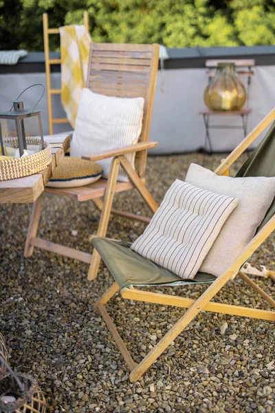 Hermosas sillas de madera en una azotea — Foto de Stock