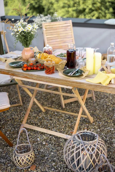 Maravilhosamente servida mesa de madeira com comida e pratos em estilo boho natural ao ar livre — Fotografia de Stock