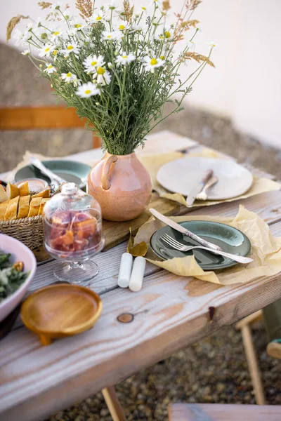 Vackert serverat träbord med mat och rätter i naturlig boho stil utomhus — Stockfoto